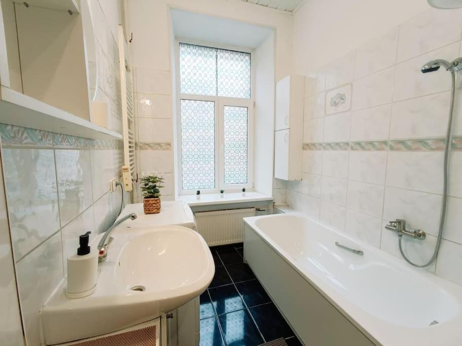 Unique Spacious Classic 3 Bedroom Midtown Apartment ! Billiard Room ! Riga Exterior foto