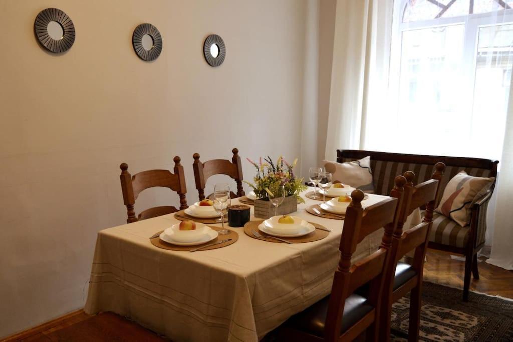 Unique Spacious Classic 3 Bedroom Midtown Apartment ! Billiard Room ! Riga Exterior foto